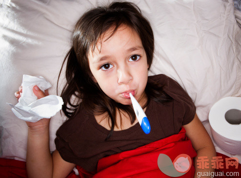 人,寒冷,床,玩具,健康保健_108227115_Sick Little Girl_创意图片_Getty Images China