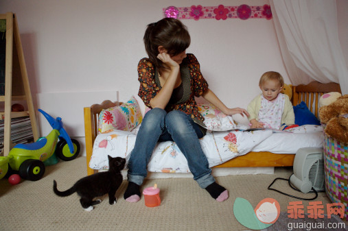 摄影,人,休闲装,住宅内部,床_85658472_Teenage mother reading bedtime story_创意图片_Getty Images China