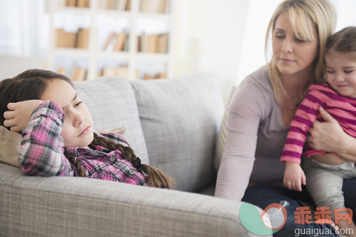 人,情绪压力,沙发,12到17个月,四分之三身长_565974755_Caucasian mother comforting upset daughter on sofa_创意图片_Getty Images China