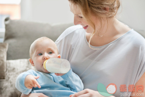 人,饮食,饮料,食品,12到17个月_157859430_Baby girl feeding on milk with a milk bottle_创意图片_Getty Images China