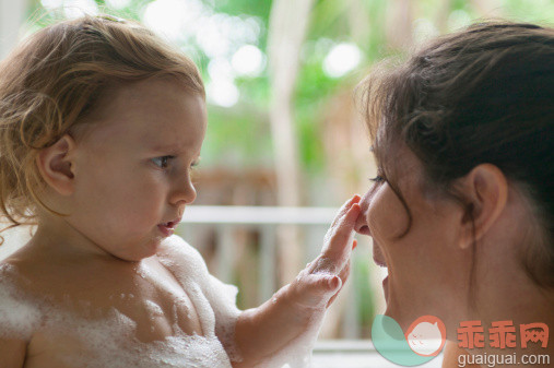 人,浴盆,12到17个月,室内,住宅房间_166265291_Mother and toddler in bubble bath_创意图片_Getty Images China