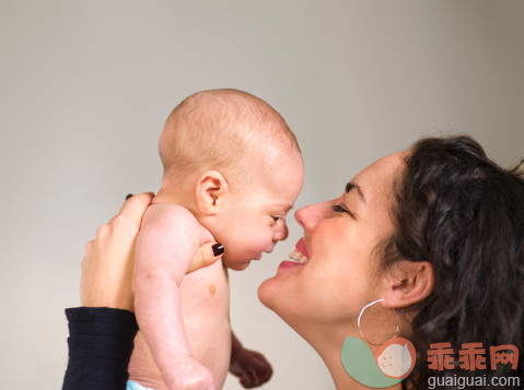 人,2到5个月,影棚拍摄,30岁到34岁,快乐_103924910_Mother holding newborn baby face to face_创意图片_Getty Images China
