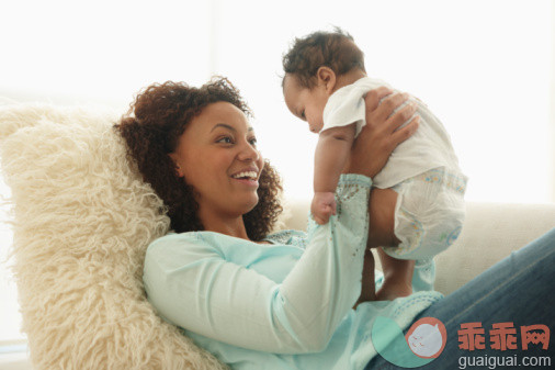 人,沙发,生活方式,四分之三身长,室内_103056564_Mixed race woman holding baby_创意图片_Getty Images China