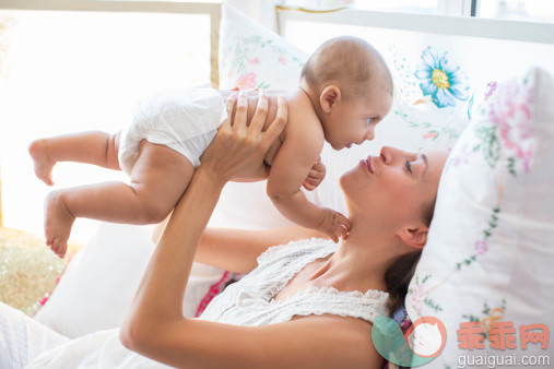 人,床,尿布,生活方式,2到5个月_478169073_Mother playing with baby boy on bed_创意图片_Getty Images China