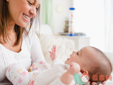 人,沙发,2到5个月,四分之三身长,室内_113190359_Mother smiling at baby_创意图片_Getty Images China