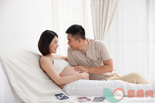 休闲,家庭,床,触摸,照片_4e779100c_幸福夫妇_创意图片_Getty Images China