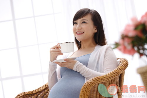室内,人,窗户,咖啡杯,微笑_78c971452_孕妇喝水_创意图片_Getty Images China