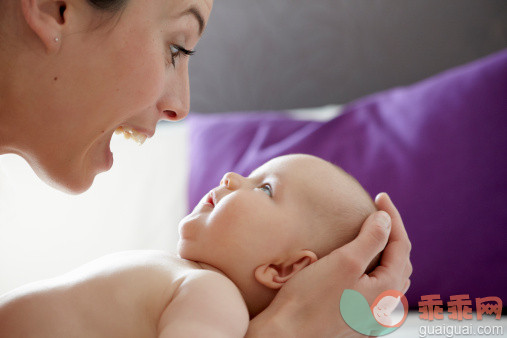 人,床,生活方式,2到5个月,室内_119015098_Woman smiling at naked baby_创意图片_Getty Images China