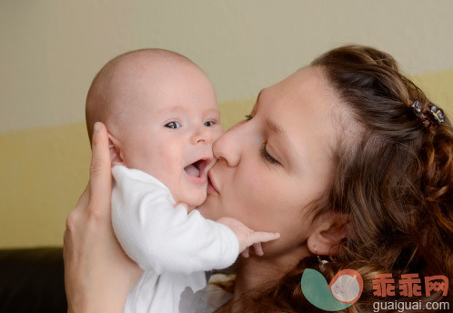 人,婴儿服装,2到5个月,20到24岁,人的嘴_499164575_Mother kissing her happy baby boy_创意图片_Getty Images China
