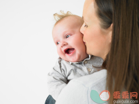 人,2到5个月,影棚拍摄,25岁到29岁,人的嘴_93909783_mother kissing baby_创意图片_Getty Images China