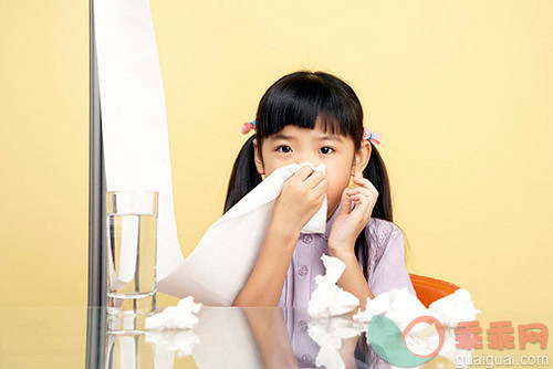 纸巾,擦,人的鼻子,可爱的,人_gic2539197_小女孩擦鼻涕_创意图片_Getty Images China