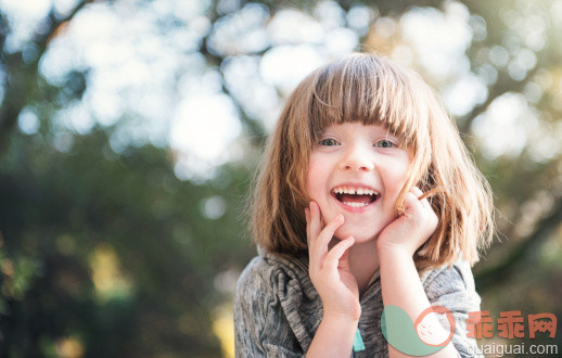 人,户外,蓝色眼睛,中长发,金色头发_486081553_Little Girl with Big Smile_创意图片_Getty Images China