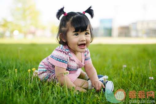 人,生活方式,快乐,坐,笑_555633715_Cute little girl sitting on the grass_创意图片_Getty Images China