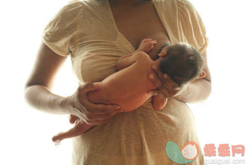 人,休闲装,影棚拍摄,中间部分,乳房_125760839_Baby with mom_创意图片_Getty Images China