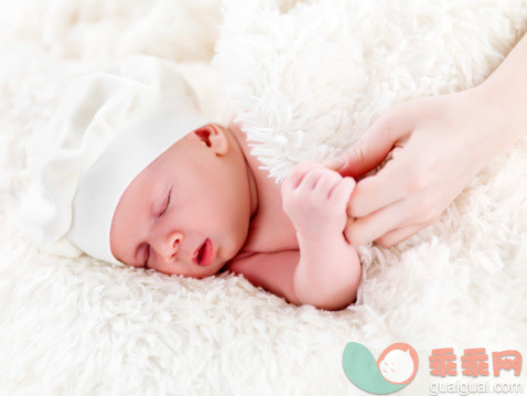 人,床,帽子,生活方式,室内_169943470_Newborn baby holding mother's hand._创意图片_Getty Images China