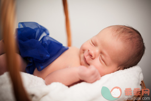 白色,人,床,室内,毛巾_157743279_Newborn smile_创意图片_Getty Images China