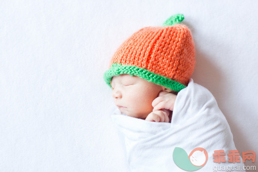 白色,帽子,生活方式,室内,满意_155069050_Newborn Baby Swaddled While Wearing a Pumpkin Hat_创意图片_Getty Images China