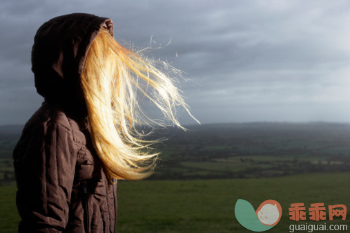 自然,构图,图像,摄影,视角_200524318-001_Teenage girl (16-18) standing in wind in farm field, side view_创意图片_Getty Images China