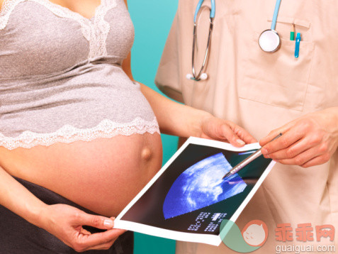 人,人生大事,健康保健,影棚拍摄,中间部分_sb10068464d-001_Pregnant woman and doctor with sonogram image, mid section_创意图片_Getty Images China