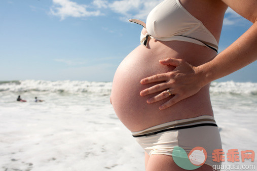 人,比基尼,度假,户外,30岁到34岁_479856375_Pregnant woman at the seaside_创意图片_Getty Images China