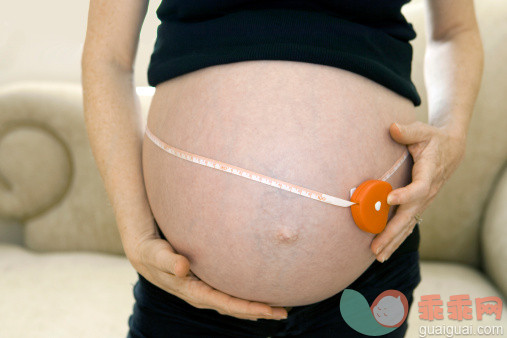 人,休闲装,测量工具,中间部分,怀孕_147101536_Pregnant woman_创意图片_Getty Images China