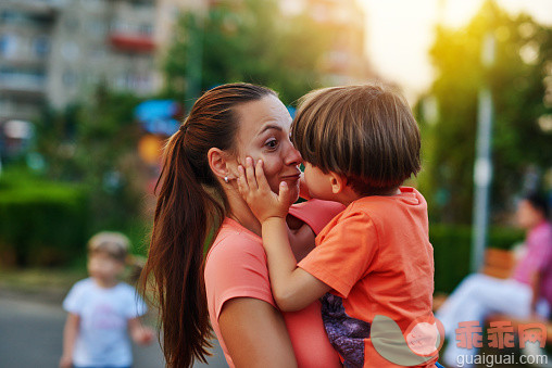 人,休闲装,生活方式,户外,快乐_478219700_funny mother with her son_创意图片_Getty Images China