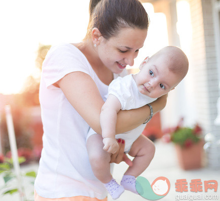 人,户外,快乐,白人,笑_483777200_Mother and baby love_创意图片_Getty Images China