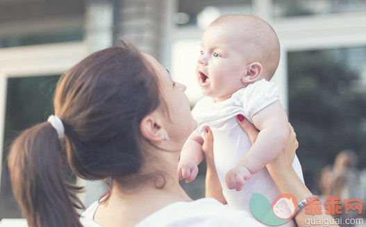 人,户外,快乐,白人,笑_483777194_Mother and baby love_创意图片_Getty Images China