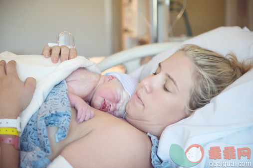 人,床,室内,30岁到34岁,分娩_170058491_Childbirth Mother And Child_创意图片_Getty Images China