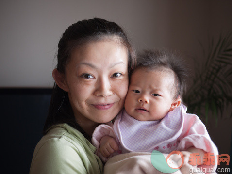 人,休闲装,婴儿服装,室内,35岁到39岁_123366220_Mother and daughter_创意图片_Getty Images China