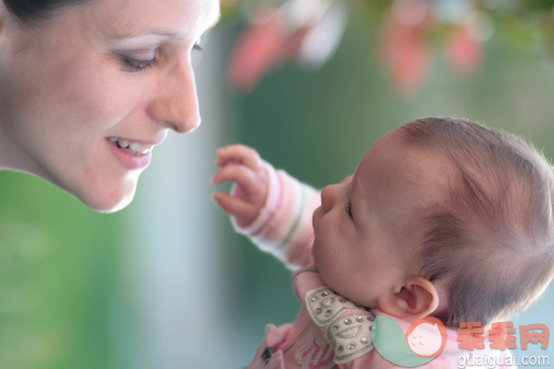 人,婴儿服装,户外,30岁到34岁,人的脸部_117485596_Mom and daughter_创意图片_Getty Images China