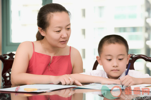 人,休闲装,椅子,桌子,教育_84042525_Mid adult woman helping her son in his homework_创意图片_Getty Images China