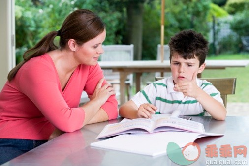 概念,主题,休闲活动,家庭生活,构图_73213314_Mother helping son with homework_创意图片_Getty Images China