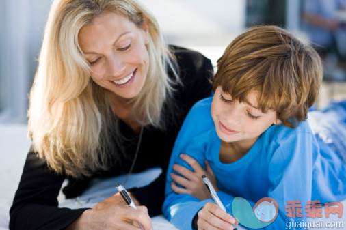 人,衣服,家具,床,书_89799284_Woman helping her son in his homework_创意图片_Getty Images China