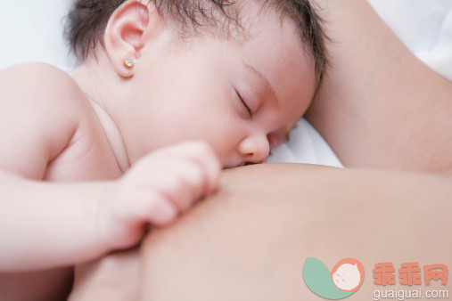 人,半装,室内,人的脸部,人的眼睛_126156288_Close-up of a woman breastfeeding her newborn baby girl_创意图片_Getty Images China