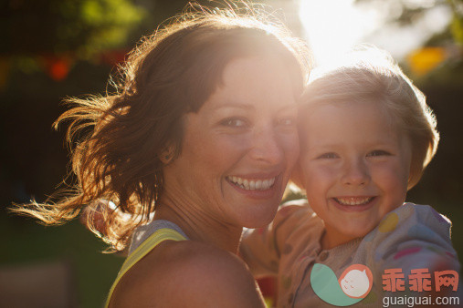 人,休闲装,生活方式,户外,30岁到34岁_108360159_Smiling mother holding daughter_创意图片_Getty Images China