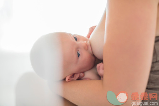 人,生活方式,2到5个月,室内,中间部分_478169045_Mother breast-feeding baby girl_创意图片_Getty Images China
