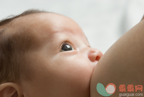 人,饮食,生活方式,2到5个月,室内_136802581_Close up of Hispanic baby breast feeding_创意图片_Getty Images China