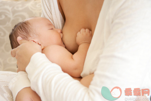 人,休闲装,四分之三身长,室内,中间部分_141480202_baby being breast fed_创意图片_Getty Images China