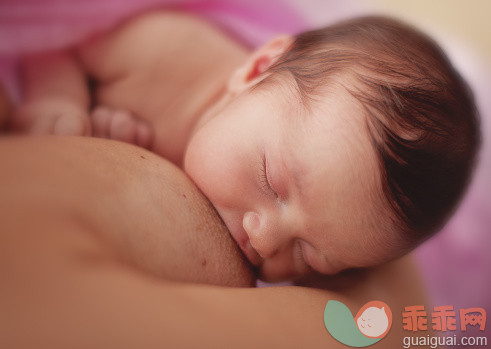 人,半装,室内,中间部分,棕色头发_162524449_Bebe - Nursing Infant_创意图片_Getty Images China