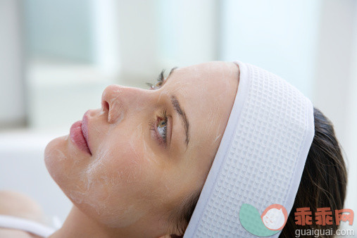 面膜,室内,人的头部,白人,看_75407857_Woman having chemical peel_创意图片_Getty Images China