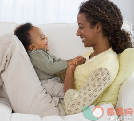 概念,主题,休闲活动,家庭生活,构图_75651575_Mother and baby laughing on sofa_创意图片_Getty Images China