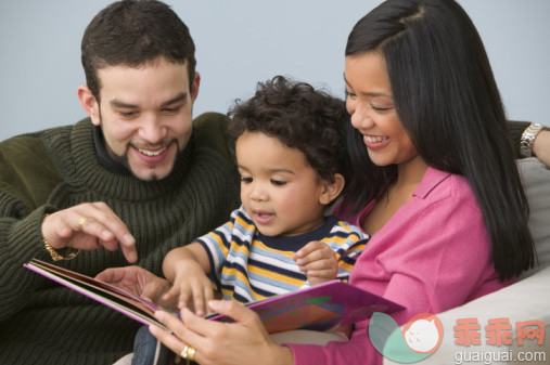 教育,业余爱好,休闲活动,家庭生活,摄影_56956745_Couple with young son reading book_创意图片_Getty Images China