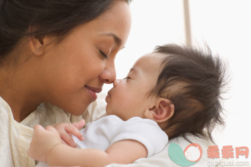 摄影,可爱的,拿着,拥抱,父母_56972227_Profile of mother and baby touching noses_创意图片_Getty Images China