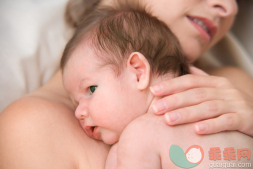 摄影,手,拿着,拥抱,父母_57226216_Mothering laying down with baby on chest_创意图片_Getty Images China