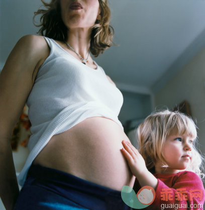 摄影,Y50701,式样,父母,母亲_6410-000802c_Girl Touching Mothers Stomach_创意图片_Getty Images China