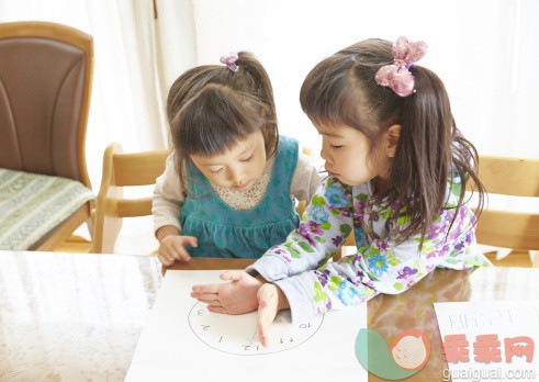 人,椅子,桌子,室内,钟_498160763_Sisters learning how to tell time, Saitama, Japan_创意图片_Getty Images China