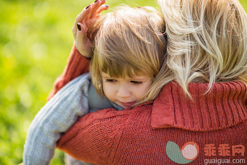 人,生活方式,自然,户外,深情的_531313913_Mommy makes everything better._创意图片_Getty Images China