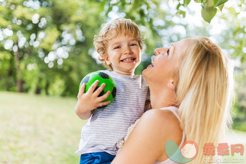 人,生活方式,自然,户外,球_533052097_Cheerful mother and son outdoors._创意图片_Getty Images China