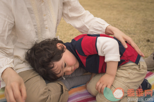 人,休闲装,T恤,户外,腰部以下_481109373_Resting with mum_创意图片_Getty Images China